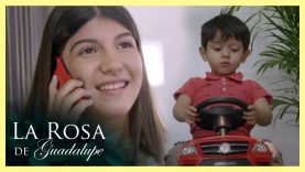 Su madre estaba ocupada al teléfono