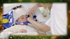 Delante de su madre en la escuela