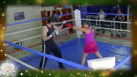 Título: Pobre chica de camino a la escuela